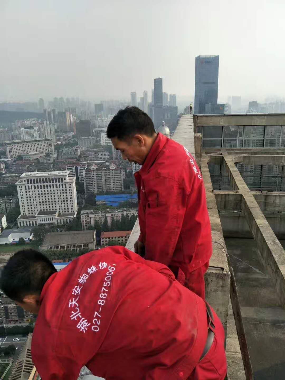 多個工人配合施工